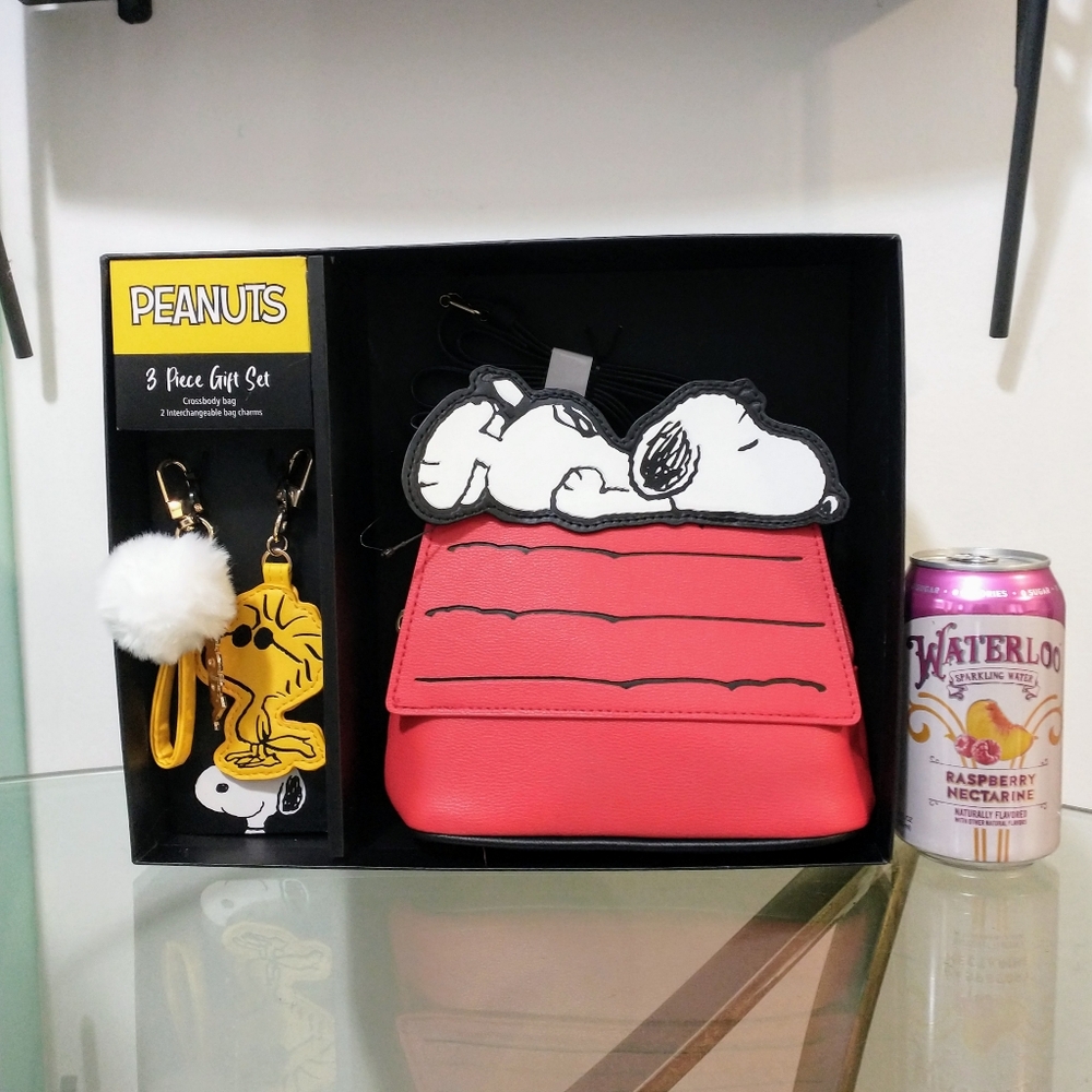 Peanuts 3 Piece Crossbody Gift Set w/2 Purse Charms NIB